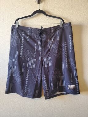 Wailoa Men's Black Tropical Hawaiian Print Board Shorts with Drawstring Waist